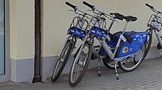 Na Vysoin zavedla sdílená kola jako první Jihlava. V jejích ulicích se loni objevilo celkem 112 bicykl s osmi pevody a zabudovanou GPS. První tvrthodina je zdarma, celodenní jední vyjde na ti stovky. I zde je nutné pouít aplikaci Nextbike.