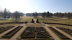 Výhled do zámeckého parku z balkónu zámku Lány. (1. března 2023)