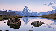 Výhled na Matterhorn od �výcarského jezera Stellisee za úsvitu. (29. dubna 2022)