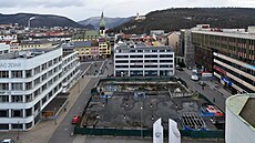 Nevzhledná díra v centru Ústí nad Labem. Podle původních plánů tu měl vyrůst...