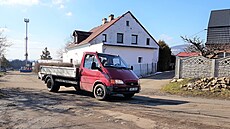 Z a do areálu bývalého kovorotu (vjezd na snímku vlevo) nyní míí i stovky aut...