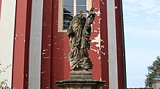 Socha je bez hlavy u� desítky let.