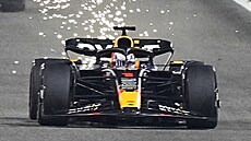 Max Verstappen v čele Velké ceny Bahrajnu