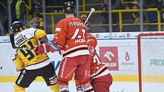 Olomoucký branká� Jan Luká� inkasuje gól v utkání proti Litvínovu.