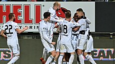 eskobudjovití fotbalisté se radují z gólu proti Slavii.