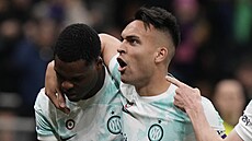 Fotbalisté Interu Milán se radují z gólu, který vstelil Lautaro Martinez...