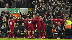 Fotbalisté Liverpoolu oslavují pátý gól v síti Manchesteru United.