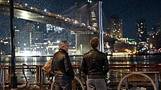 George Clooney a Brad Pitt natáeli také u Brooklynského mostu. (14. února 2023)