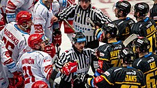 Rozhodčí uklidňují hromadnou melu mezi hokejisty Třince (v bílém) a Litvínova...