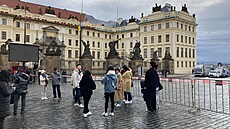 Turisté p�ed Pra�ským hradem v den inaugurace nov� zvoleného prezidenta Petra...