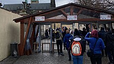 Turisté p�ed Pra�ským hradem v den inaugurace nov� zvoleného prezidenta Petra...