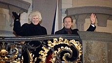 S tehdej�í �enou Olgou Havlovou zdraví své p�íznivce z balkonu Pra�ského hradu.