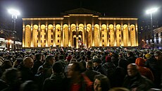 Před gruzínským parlamentem protestují lidé proti spornému zákonu. (8. března...