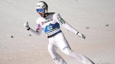 Slovinský skokan na ly�ích Timi Zajc se raduje p�i klání na velkém m�stku na...