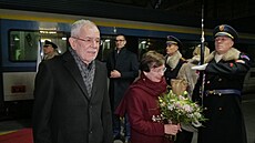 Rakouský prezident Alexander Van der Bellen pijel s chodí do Prahy vlakem. (1....