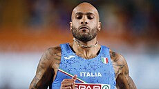 Ital Marcell Jacobs v rozb�hu na �edesát metr�.