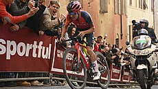 ZA VÍT�ZSTVÍM. Tom Pidcock ukrajuje poslední metry Strade Bianche