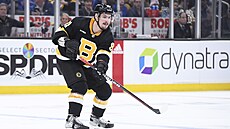 Ruský obránce Dmitrij Orlov v dresu Bostonu.