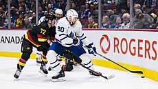 Ryan O'Reilly si kryje puk v souboji u mantinelu.
