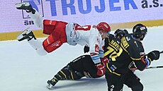Petr Vrána padá k ledu po souboji s Martinem Havelkou.