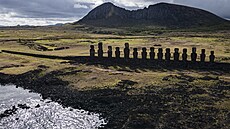 Sochy moai na Velikonom ostrov stojí nedaleko sopky Rano Raraku. V jejím...