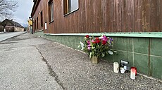 K místu tragédie nosí lidé kvtiny a zapalují svíky.
