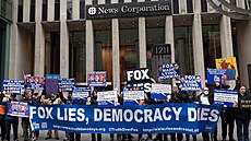 Protest proti stanici Fox News, kterou firma vyrábjící hlasovací software...