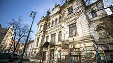 Rozpadající se nádra�í Vy�ehrad. Aktuáln� je uzav�en chodník k sousední silnici...