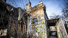 Rozpadající se nádra�í Vy�ehrad. Aktuáln� je uzav�en chodník k sousední silnici...