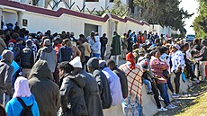 Migranti z Pobřeží slonoviny čekají před velvyslanectvím své země v Tunisu, aby...
