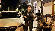 Izraelské bezpečnostní složky zasahují na místě útoku v Tel Avivu. (9. března...