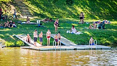 U� nyní jsou na levém b�ehu dv� malé plá�e a mola. V lét� tam bývá plno.
