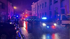 Záchraná�i a hasi�i zasahují v Husitské ulici ve Dvo�e Králové. (8. 3. 2023)