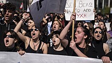 Univerzitní studenti míili bhem protestu k sídlu soukromého dopravce Hellenic...