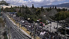 Demonstranti se shlukují a míí k sídlu soukromého dopravce Hellenic Train v...