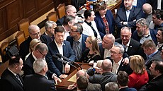 Andrej Babi odmítl opustit enit. Poslanci opozice se shromádili kolem...