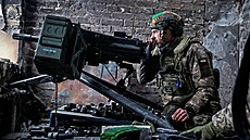 Ukrajinský voják s automatickým granátometem na pozici ve městě Bachmut (25....
