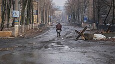 Obyvatel Bachmutu prochází prázdnými ulicemi msta. (27. února 2023)