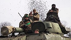 Ukrajinští vojáci v samohybné houfnici poblíž frontového města Bachmut (27....