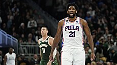 Joel Embiid v zápase proti Milwaukee.