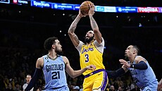 Anthony Davis z Los Angeles Lakers stílí na ko.