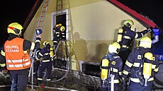 Hasii zasahují pi poáru obytného domu ve Fojtov na Karlovarsku.