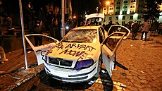 Pokozené auto bhem protestu v Gruzii. (9. bezna 2023)