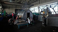 Dlníci v ocelárnách spolenosti Metinvest v Kryvém Rihu se vnují konstrukci...
