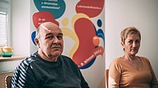 Pacient Jaromír Chamrád (na fotce s man�elkou) vyu�ívá mo�nosti domácí dialýzy.