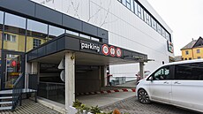 Parkovi�t� pod Smetanovou obchodní galerií ve Vsetín� (b�ezen 2023)