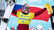 Eva Adamczyková se raduje z triumfu ve snowbaordcrossu na MS v gruzínském...