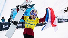 Eva Adamczyková se raduje z vítězství ve snowboardcrossu na MS v gruzínském...