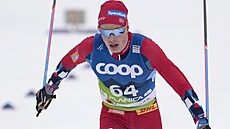 Norský bec na lyích Harald Östberg Amundsen projídí cílem závodu na 15 km...