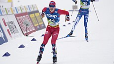 Norský bec na lyích Simen Hegstad Krüger projídí cílem závodu na 15 km...